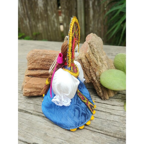 Vintage Traditional Russian Folk Costume Doll Ornament - Picture 7 of 10